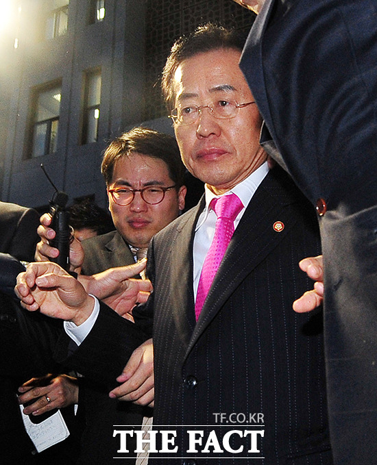 모래시계 검사로 불리는 홍준표 경남도지사. 홍준표 경남도지사가 모래시계 검사로 불리게 된 이유에 네티즌에 이목이 집중됐다. /더팩트DB