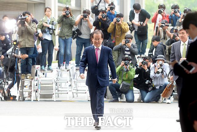 이른바 성완종리스트에 이름이 오른 홍준표 경남지사가 8일 오전 서울 서초동 서울고등검찰청에 피의자 신분으로 출두하고 있다. / 서울고등검찰청=이새롬 기자