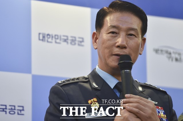 진짜 현역장교가 보낸 것 맞나? 진위 여부 8일 공군에 따르면 공군 참모총장비서실에 최자규 공군참모총장 앞으로 사퇴를 요구하는 편지가 도착했다./더팩트DB