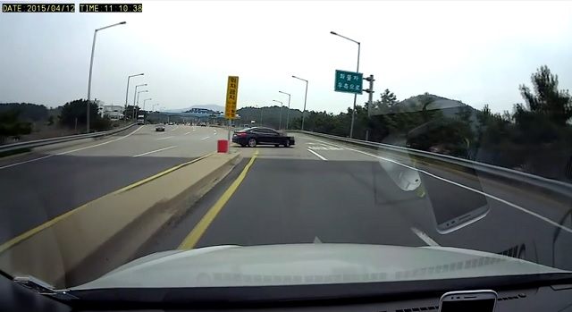최근 고속도로에서 불법으로 유턴하고 느린 속도로 주행하는 블랙박스 영상이 공개돼 눈길을 끌고 있다./유튜브 채상훈 영상 화면 갈무리