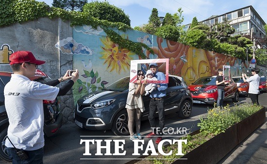 르노삼성, 5월 주말마다 QM3 게릴라 팬 미팅 진행 르노삼성은 5월 한 달 동안 매주 주말마다 서울 시내 유동 인구가 많은 도심 지역에서 자사 소형 스포츠유틸리티차량(SUV) QM3로 단체 드라이빙과 이벤트를 벌이는 QM3 게릴라 팬 미팅을 진행한다고 11일 밝혔다. / 르노삼성자동차 제공