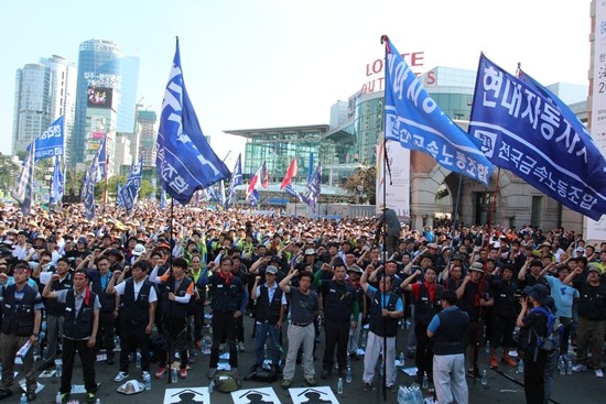 현대차의 임금이 한국경영자총협회에 따르면 현대차가 지난 3년 동안 노조 측의 파업으로 입은 손실은 2012년 1조7000여억 원, 2013년 1조200여억 원, 지난해 9200억 원 등 무려 3조6000억 원이 넘는다. / 현대차 노조