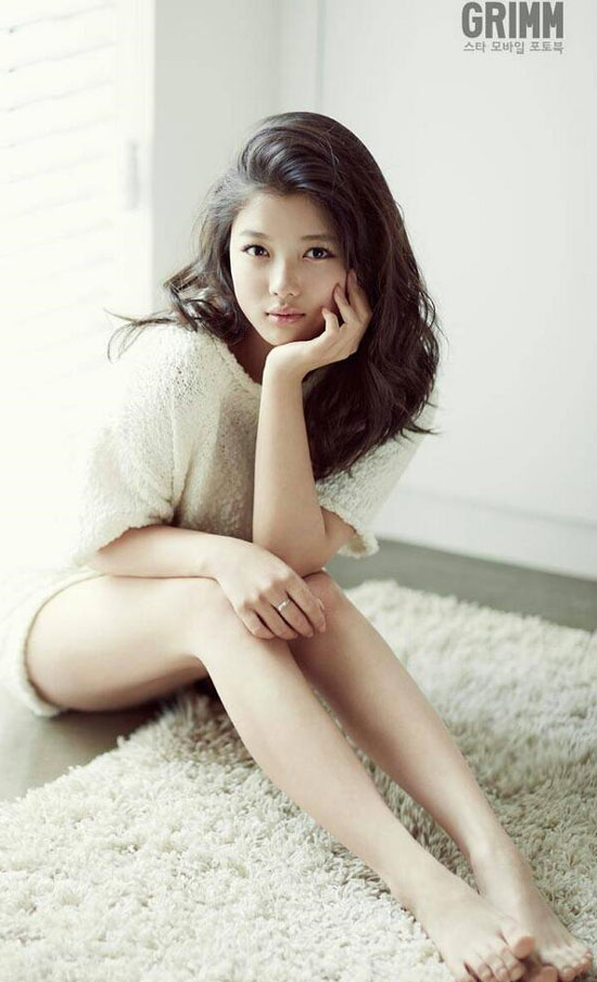 김유정 우월 몸매. 배우 김유정의 새로운 매력이 담긴 화보 사진 한 장이 눈길을 끈다. / GRIMM 제공