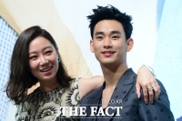 [TF포토] 공효진-김수현, '친분 과시하는 포즈!'