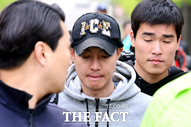 16억 원의 소송에 휘말린 채 입대를 하는 김현중이 무거운 표정으로 신병 입소식 장소로 이동하고 있다.