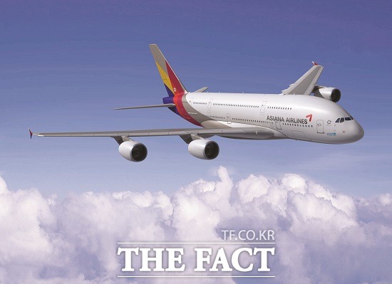 아시아나항공, 프리미엄 서비스 쇼퍼서비스 확대 시행 아시아나항공이 자사의 차별화된 고품격 프리미엄 서비스인 쇼퍼서비스를 확대 시행한다고 12일 밝혔다. / 아시아나항공 제공