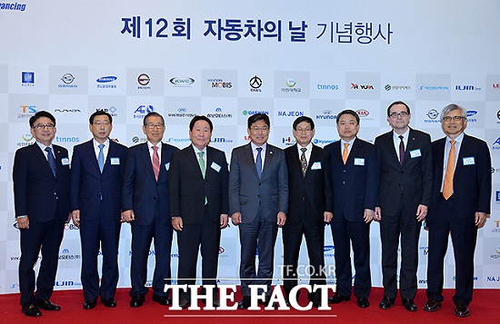 제12회 자동차의 날 자동차 산업발전 유공자 35명 포상 12일 오후 6시 서울 삼성동 인터콘티넨탈 서울 코엑스호텔에서 윤상직 산업통상자원부 장관과 자동차산업 관계자 300여 명이 참석한 가운데 제12회 자동차의 날 기념식 행사가 진행됐다. 한국지엠 한주호 부사장, 기아자동차 박한우 사장, 자동차부품산업진흥재단KAP 이영섭 이사장, 한국자동차공업협동조합 신달석 이사장, 산업통산자원부 윤상직 장관, 한국자동차산업협회 김용근 회장, 현대자동차 정진행 사장, 르노삼성자동차 프랑수아 프로보 사장, 쌍용자동차 이재완 부사장(왼쪽부터) / 문병희 기자