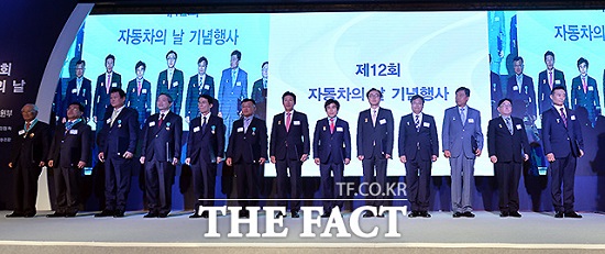 이날 행사에서는 자동차 산업발전에 공을 세운 35명과 관련해 산업훈장 4명, 산업포장 3명, 대통령표창 4명, 총리표창 4명, 산업통상자원부장관표창 20명 등 모두 35명에 대한 포상이 진행됐다.