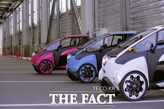 도요타 전기차 i-ROAD 상용화 준비 시동 도요타자동차가 초소형 삼륜 전기자동차 i-ROAD의 본격적인 실용화를 위해 오는 7월부터 1년 동안 도쿄 도내에서 오픈 로드 프로젝트를 시행한다고 12일 밝혔다. /도요타 제공