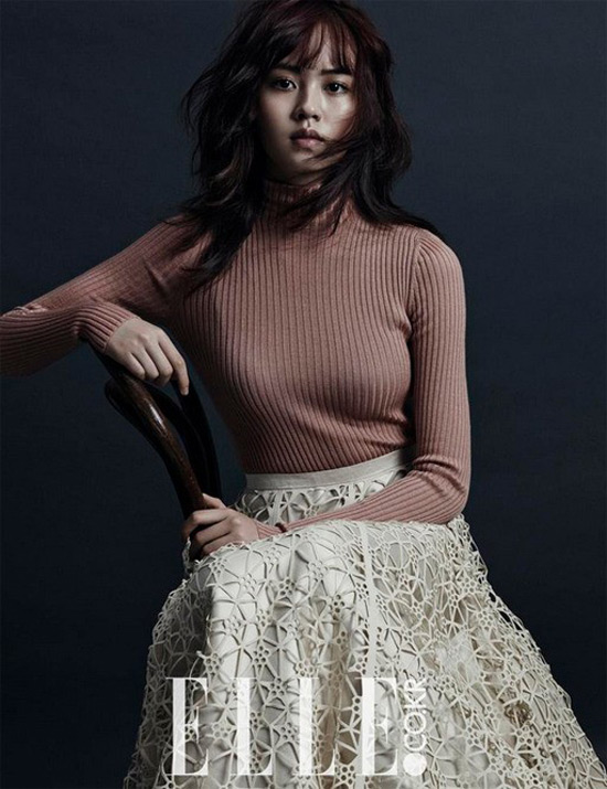 김소현, 숨길 수 없는 볼륨감. 김소현이 화보에서 숨길 수 없는 볼륨감을 드러내 섹시함을 과시하고 있다. / 엘르 제공