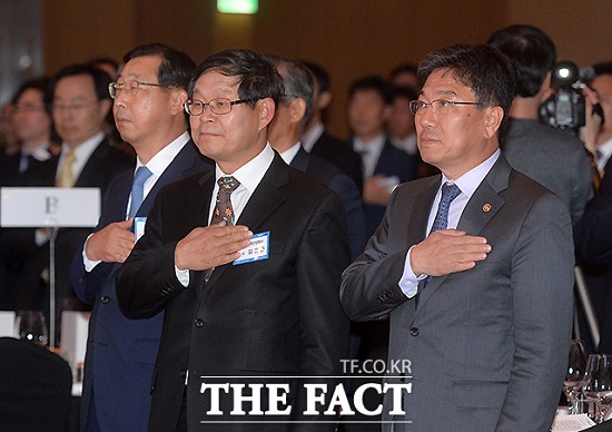 윤상직 산업통상자원부 장관(왼쪽 세 번째)은 인사말에서 최근 러시아와 브라질 등 신흥국 경기침체와 원화 강세, 수입 브랜드의 공세 등 어려운 상황이 지속하면서 국내 자동차 산업에 위기가 찾아왔다. 우리 모두 위기의식을 느끼고, 자동차 업계 경영진과 노조, 우리 모두가 양보와 타협, 상생의 노력을 기울여 현재의 위기를 극복해 나가야 할 것이라고 말했다.