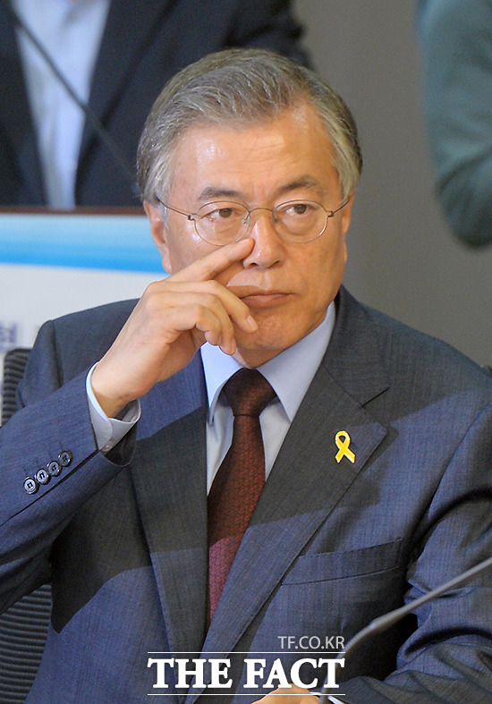 공원연금개혁, 사회적 대타협 과제 새정치민주연합 문재인 대표가 12일 오전 서울 여의도 국회 의원회관에서 열린 연금개혁 키워드 50과 20의 쟁점과 방향 긴급토론회에서 생각에 잠겨 있다./국회=문병희 기자