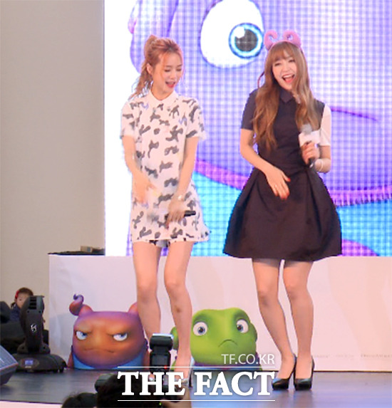 걸그룹 EXID의 솔지(왼쪽), 하니가 12일 서울 영등포구 타임스퀘어에서 진행된 영화 홈 절친 라이브 쇼케이스에서 위아래 댄스를 선보이고 있다.  /해당 영상 갈무리
