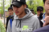 [TF포토] 김현중 뒤따르는 배용준