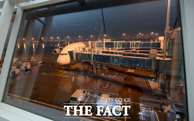 우리를 두바이까지 데려갈 에밀... 항공 입니다. A380 기종이군요!