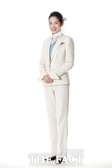 대한항공은 지난 2005년 새 유니폼을 도입하면서 바지 유니폼을 적용했다. / 대한항공 제공