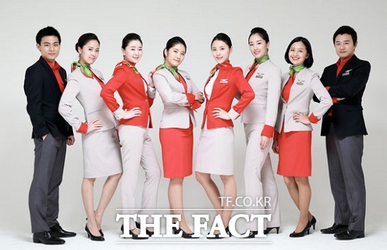 제주항공과 이스타항공, 에어부산, 티웨이항공 등 국적 저비용항공사는 회사 설립 이후 바지와 치마 디자인을 동시에 적용했다. 티웨이항공 유니폼 / 티웨이항공 제공