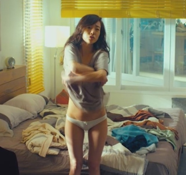 임수정, 몰랐던 섹시미. 임수정이 영화에서 몸매를 드러냈다. / 영화 내 아내의 모든 것 캡처