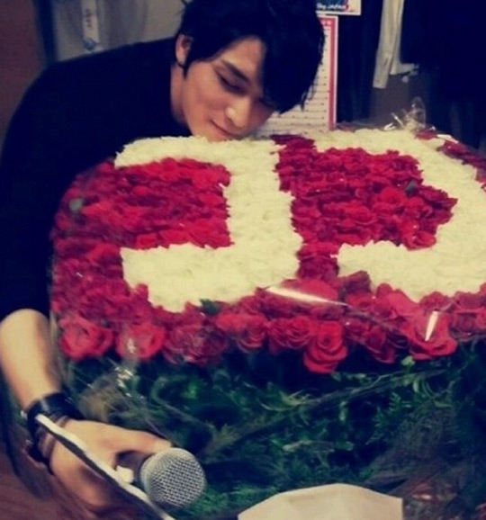 오늘 로즈데이. 오늘 로즈데이가 알려졌다. 오늘 로즈데이로 김재중의 과거 팬들로 부터 받은 장미꽃 사진이 재조명 되고 있다. / 김재중 트위터 캡처