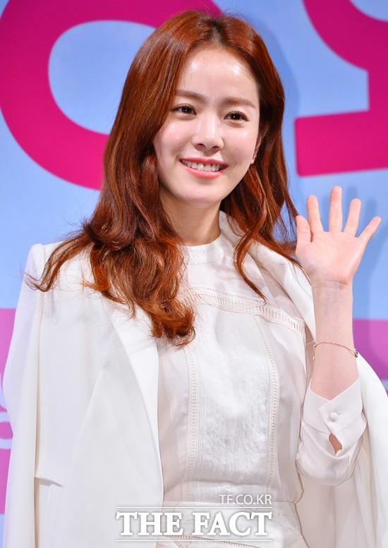 한지민의 피부 비결. 한지민이 깨끗하고 탄력 있는 피부로 관심을 끈다. / 더팩트 DB