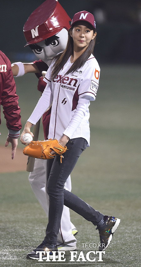 유이. 가수 유이가 프로야구 넥센 히어로즈 경기 중 시구를 위해 마운드로 향하고 있다. / 최용민 기자