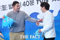 [TF포토] 현주엽, '정상훈 장난에 인형 덩크 맞아볼래?'