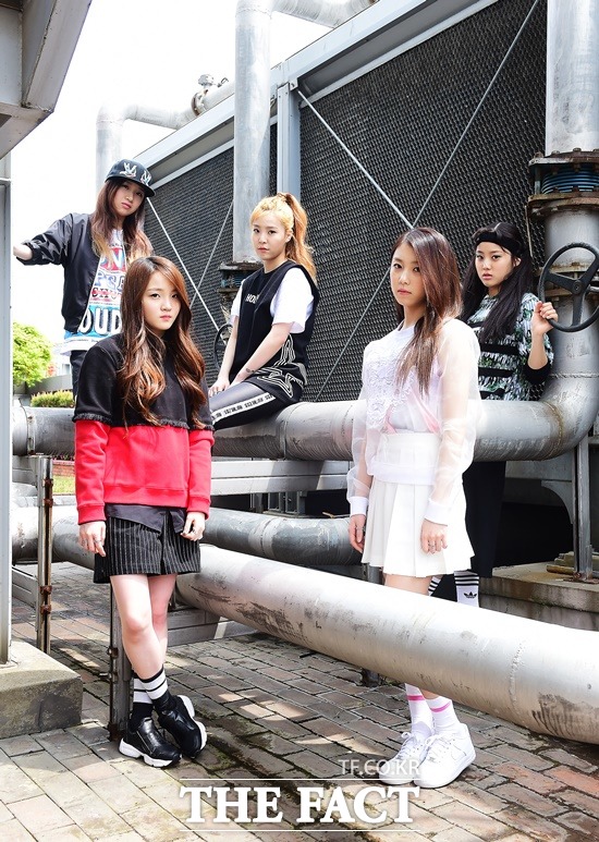 멀티돌 디아크입니다. 5인조 걸그룹 디아크가 기존 그룹과 확연히 다른 차별화 컨셉트로 지난달 빛을 들고 데뷔했다. /배정한 기자