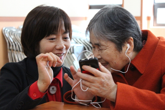 은퇴자 위한 프로그램 KT IT서포터즈가 시각장애인을 위한 스마트폰 교육을 실시하고 있다. 사진은 기사 내용과 무관./ 더팩트DB