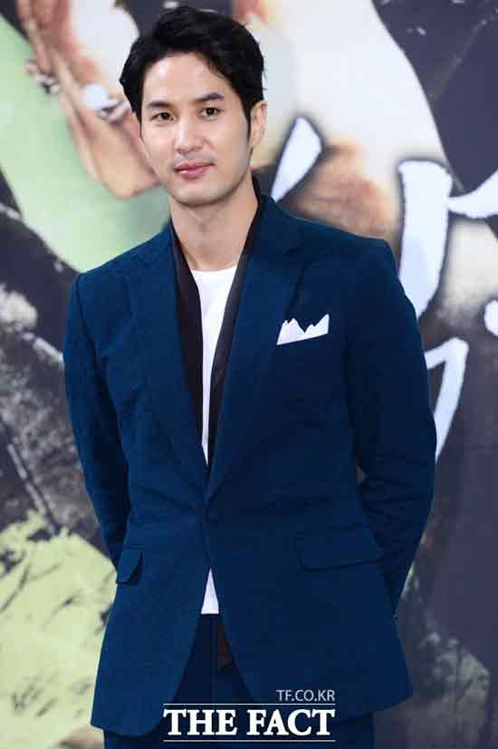 김지석 집안. 배우 김지석이 한 예능프로그램에 출연해 자신의 집안에 관해 언급해 눈길을 끈다. / 더팩트 DB