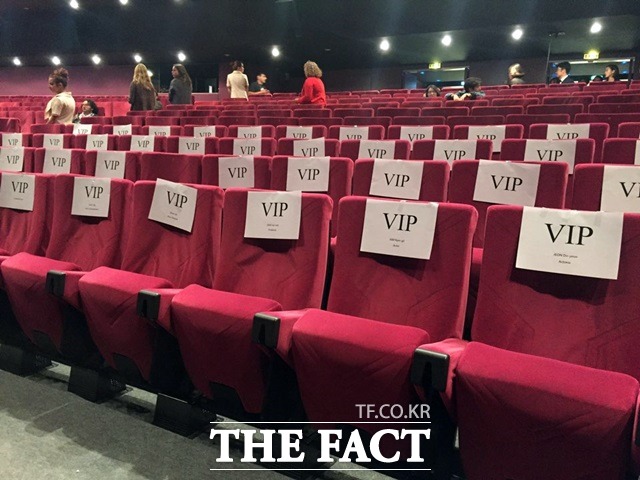 VIP만 앉을 수 있어요 무뢰한 배우들과 관계자들이 들어오기 전 드뷔시 극장. /칸=임영무 기자