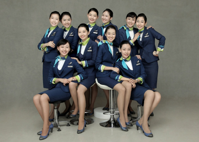 에어부산 승무원 꽃미모! 에어부산 승무원들의 아름다운 외모가 눈길을 끈다. / 온라인커뮤니티