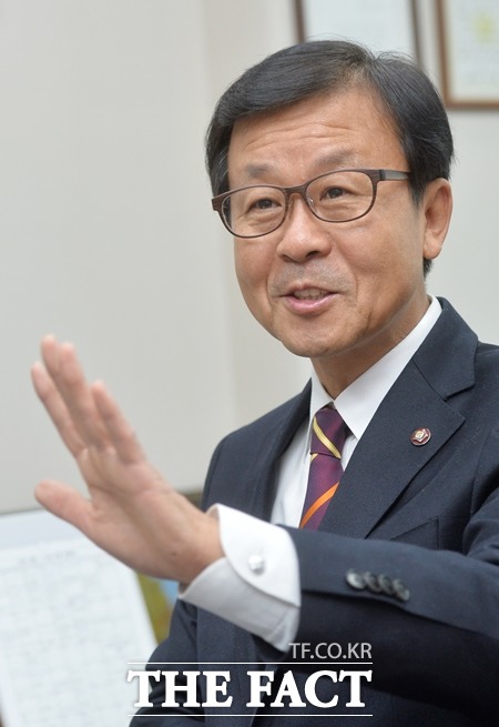 성범죄 의사 영구 퇴출 원혜영 새정치민주연합 의원은 최근 성범죄 의료인을 영구 퇴출하는 내용을 담은 의료법 일부 개정 법률안을 대표 발의했다. /더팩트 DB