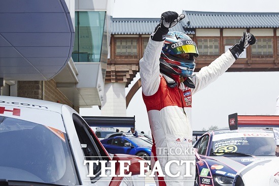 아우디 원메이크 국제대회 2015 아우디 R8 LMS컵 유경욱 준우승 16과 17일 전남 영암 코리아인터내셔널 서킷에서 진행한 아우디의 유일한 원메이크 국제대회 2015 아우디 R8 LMS컵 4라운드 경기에서 팀 아우디 코리아의 유경욱 선수가 준우승을 차지했다. /아우디 코리아 제공