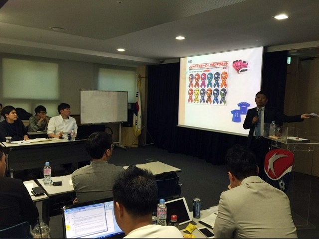 가자, K리그로! 축구산업아카데미 3기 수강생들이 16일 서울 종로구 신문로 축구회관 2층 다목적 회의실에서 8주차 강의를 듣고 있다. / 한국프로축구연맹 제공