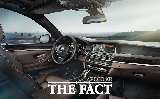 이번 럭셔리 플러스 에디션은 기존 520d 럭셔리 라인과 520d xDrive 럭셔리 라인의 앞좌석에 컴포트 시트와 통풍 시트를 추가해 편안한 드라이빙을 위한 옵션은 강화하면서도 가격은 유지했다.