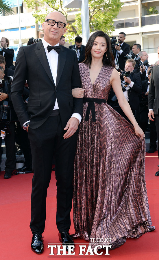 구찌와 함께 선 전지현 배우 전지현(오른쪽)과 마르코 비자리 구찌 CEO가 17일 오후(이하 현지시각) 제68회 칸영화제가 열린 프랑스 칸 팔레 데 페스티벌 레드카펫 행사에서 포즈를 취하고 있다. /칸=임영무 기자