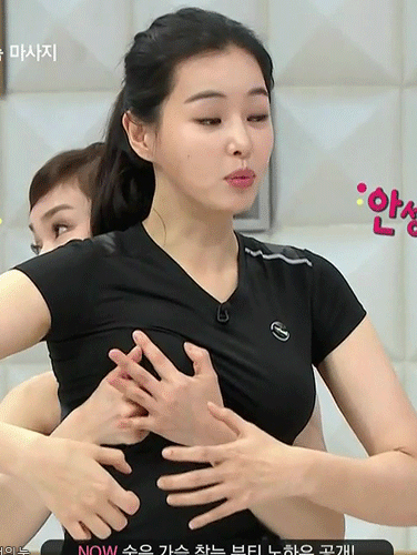 이하늬 가슴 나쁜 손. 배우 이하늬의 가슴을 만진 사람이 있어 주목을 받고 있다. / 온스타일 제공