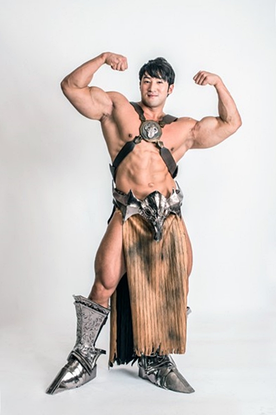 황철순, 원시인으로 변신한 이유는? 황철순이 원신인 변장 후 근육을 과시해 눈길을 끌었다. /네오위즈게임