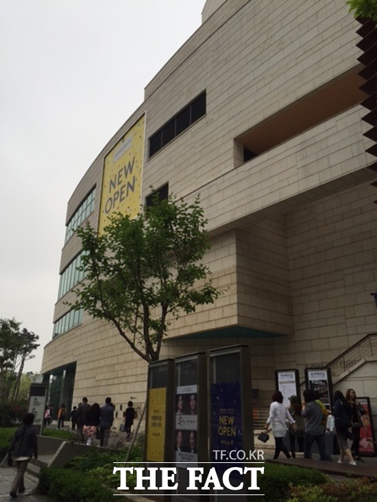 20일 현대백화점으로 재개장하는 신도림 디큐브시티백화점 19일 오전 시민들이 현대백화점 디큐브시티 옆을 지나치고 있다.