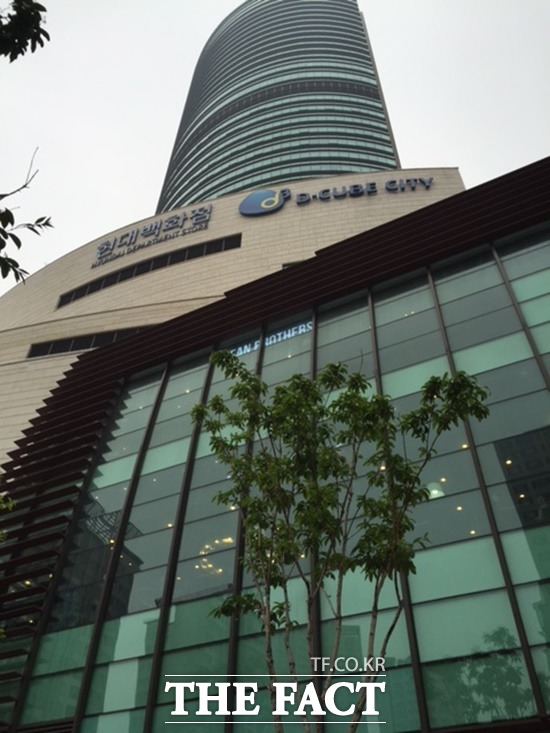 신도림 디큐브시티, 현대백화점 디큐브시티점으로 재개장 현대백화점 디큐브시티점이 서울 신도림 디큐브백화점의 새 주인이 됐다. 주 고객층을 기존의 20~30대에서 40대 이상으로 높여 패밀리(가족형 MD(상품구성)를 만들겠다는 방침이다. /구로=김민수 기자