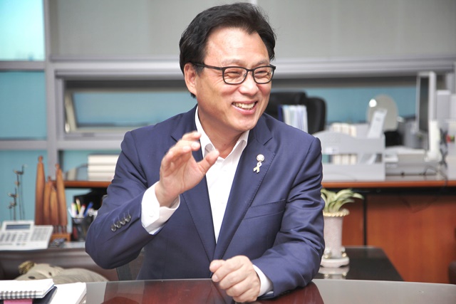 법안 통과돼 실질적 혜택 돌아갔으면… 지난달 2일 이른바 난임휴가법을 발의한 박광온 새정치민주연합 의원은 18일 더팩트와 인터뷰에서 여태껏 내놓은 저출산 대책 시리즈가 하루 빨리 통과돼 국민에게 실질적인 혜택이 돌아가도록 노력하겠다고 말했다./박광온 의원실 제공