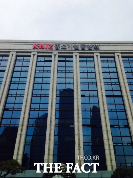 적은 중소기업 월급 중소기업중앙회가 20일 발표한 ‘2015년 중소기업 위상지표’에 따르면 중소기업 월급은 2007년 242만6000원에서 지난해 283만6000원으로 7년 만에 약 40만 원 오르는 데 그쳤다./ 더팩트DB