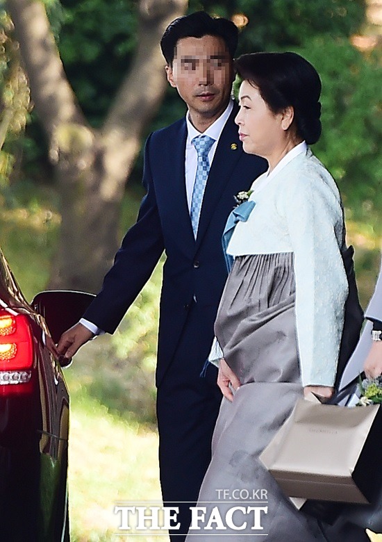 비공개 결혼 이명박 전 대통령의 외아들 시형 씨는 지난해 10월 9일 서울 신라호텔 영빈관에서 양가 가족과 신랑·신부의 지인 등 100여 명의 하객만 초대해 비공개 결혼식을 올렸다. 이 전 대통령의 부인 김윤옥 여사가 예식이 끝난 뒤 차에 오르고 있다./배정한 기자