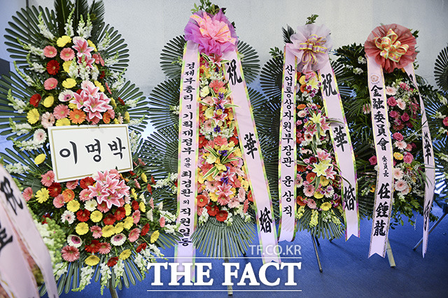 화환 사절 조용한 혼사를 결심한 정치권 인사들은 화환도 안 받는다. 지난 3월 21일 오후 서울 삼성동 서울컨벤션에서 윤증현 전 기획재정부 장관의 딸인 선주 씨의 결혼식이 열린 가운데 이명박 전 대통령이 보낸 축하화환이 눈길을 끌고 있다./최진석 기자