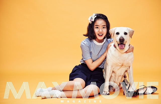 배우 김향기와 강아지 달이의 화보가 공개됐다. 둘은 영화 마음이로 인연을 맺었다. /맥스무비 매거진 제공