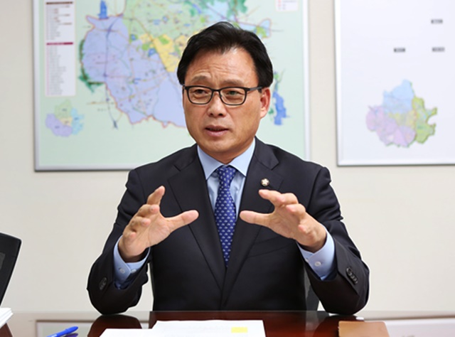 저출산 대책 시리즈 하루 빨리 통과 되길 박 의원은 저출산 대책 법안이 하루빨리 통과되길 바란다고 밝혔다./박광온 의원실 제공