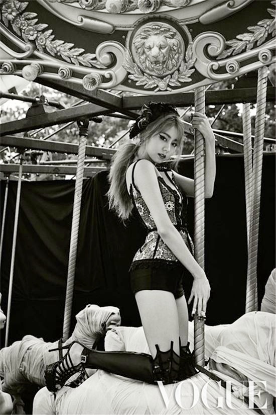 유이 섹시 화보. 유이가 화보에서 도발적인 자세로 섹시미를 자랑했다. /보그 제공