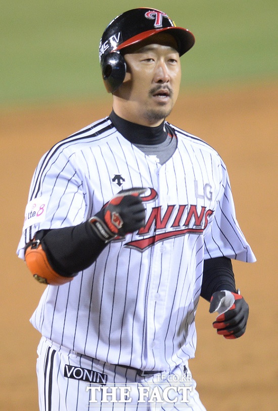 동점 솔로포! 이병규가 21일 목동구장에서 열리고 있는 2015 타이어뱅크 KBO 리그 넥센 히어로즈와 시즌 6차전에 4번 좌익수로 선발 출장해 2-3으로 뒤지고 있던 6회 동점 솔로 홈런을 터뜨렸다. / 최용민 기자