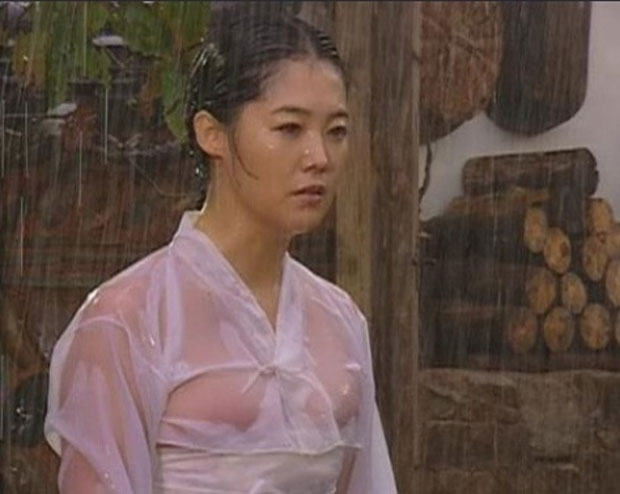 황수정 명장면 바로 이것! 황수정이 과거 드라마에 출연해 가슴노출을 감행했다./ 드라마 허준 화면 캡처