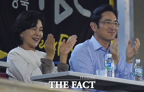 이재용 부회장, 어머니와 삼성 라이온즈 깜짝 응원 이재용 삼성전자 부회장이 21일 어머니 홍라희 삼성미술관 리움 관장과 함께 삼성 라이온즈 경기를 응원하기 위해 깜작 응원길에 올라 눈길을 끌었다. / 더팩트 DB
